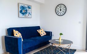 Lovely 2 Bed Penthouse In Loughton Central Location