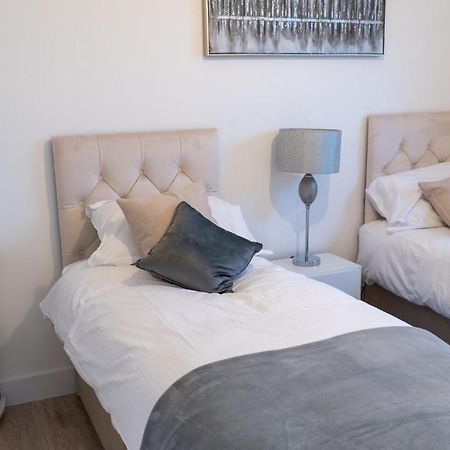 Lovely 2 Bed Penthouse In Loughton Central Location Apartment Exterior photo