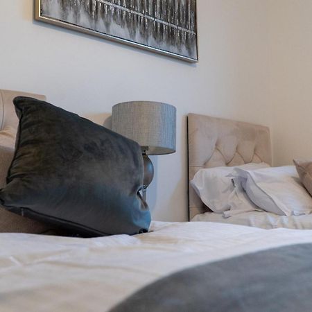 Lovely 2 Bed Penthouse In Loughton Central Location Apartment Exterior photo