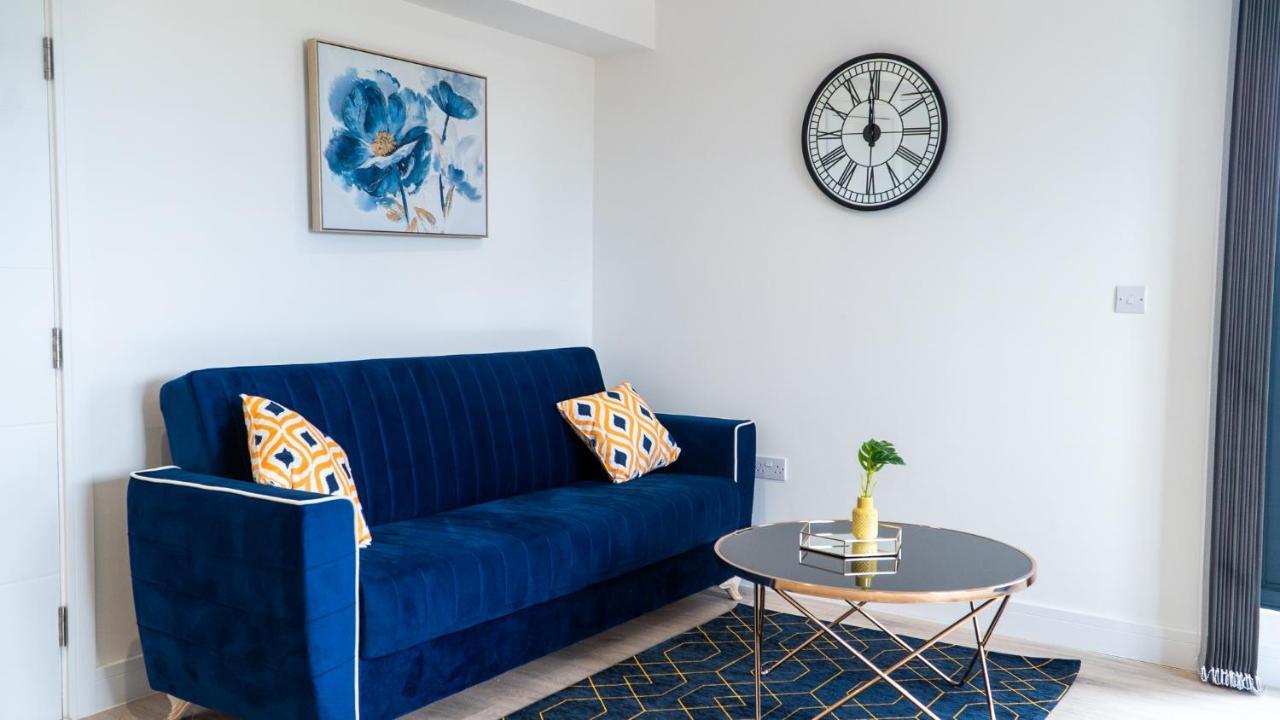 Lovely 2 Bed Penthouse In Loughton Central Location Apartment Exterior photo