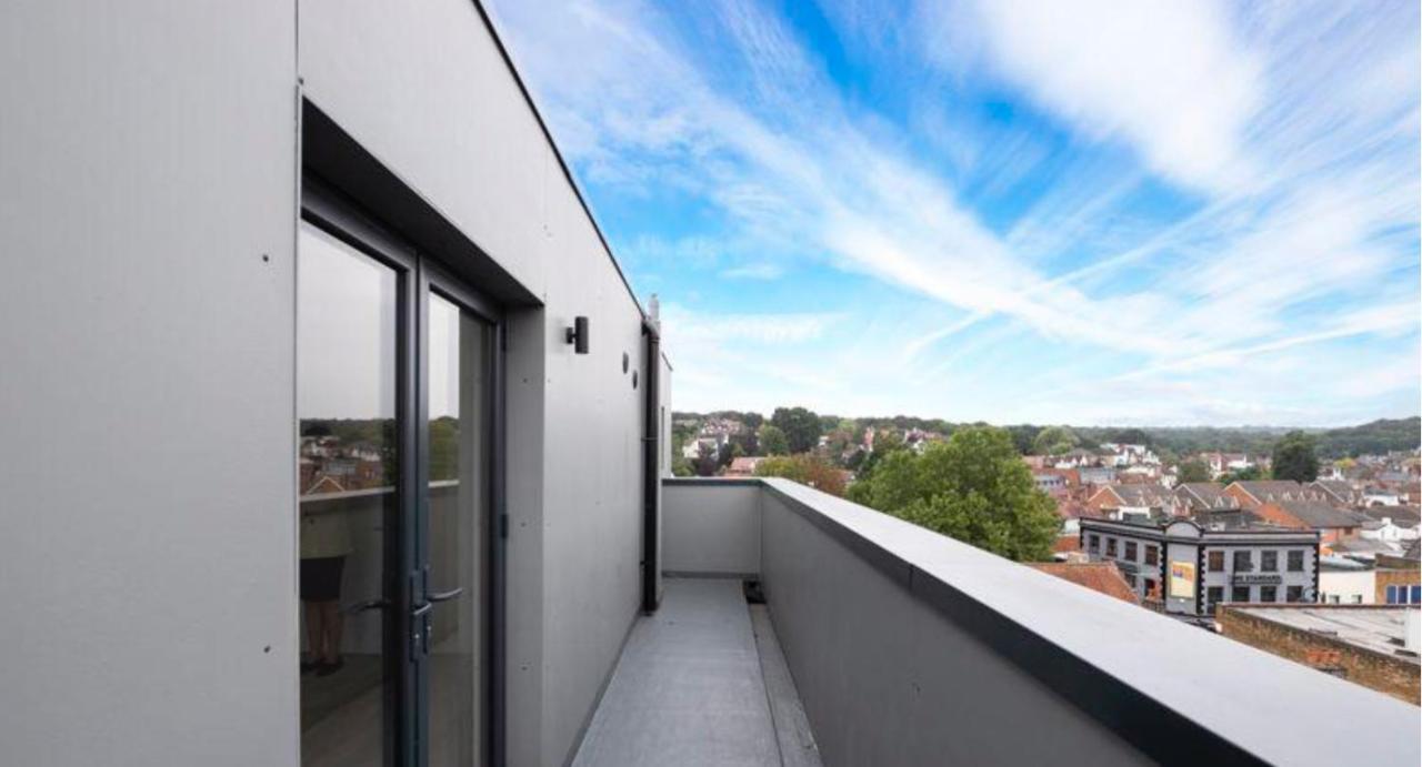 Lovely 2 Bed Penthouse In Loughton Central Location Apartment Exterior photo