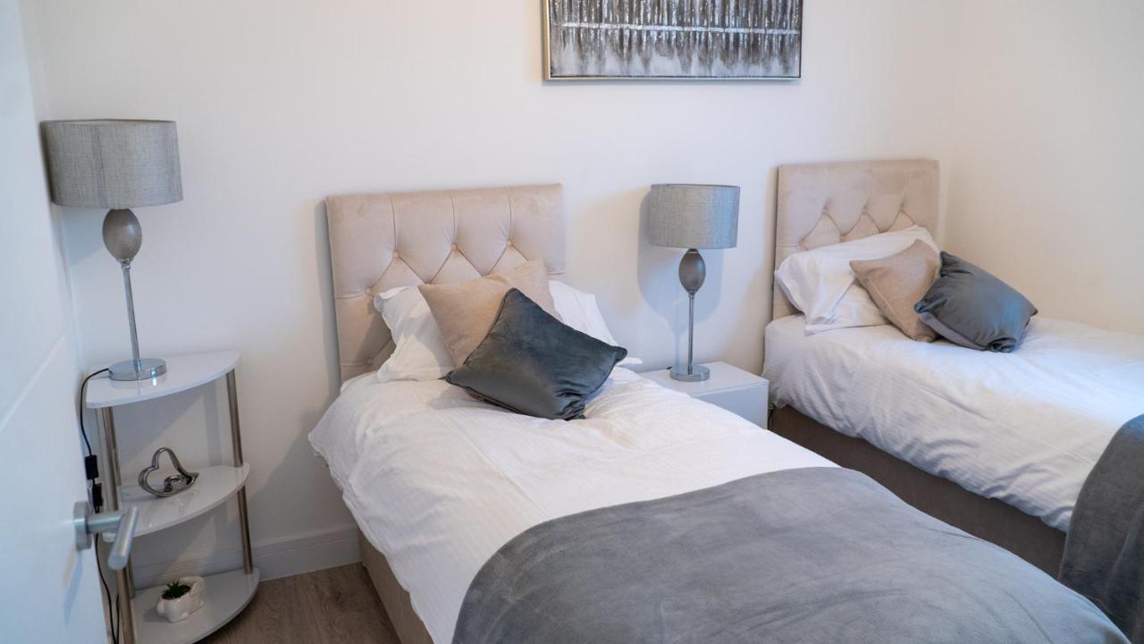 Lovely 2 Bed Penthouse In Loughton Central Location Apartment Exterior photo
