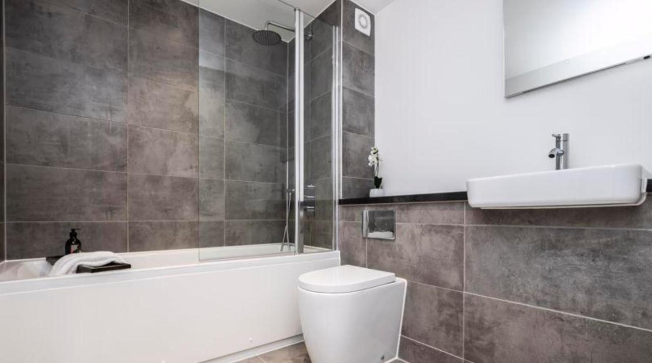 Lovely 2 Bed Penthouse In Loughton Central Location Apartment Exterior photo