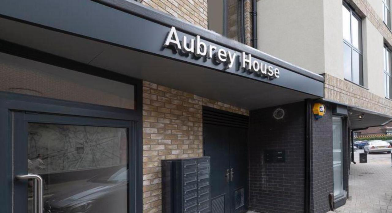 Lovely 2 Bed Penthouse In Loughton Central Location Apartment Exterior photo