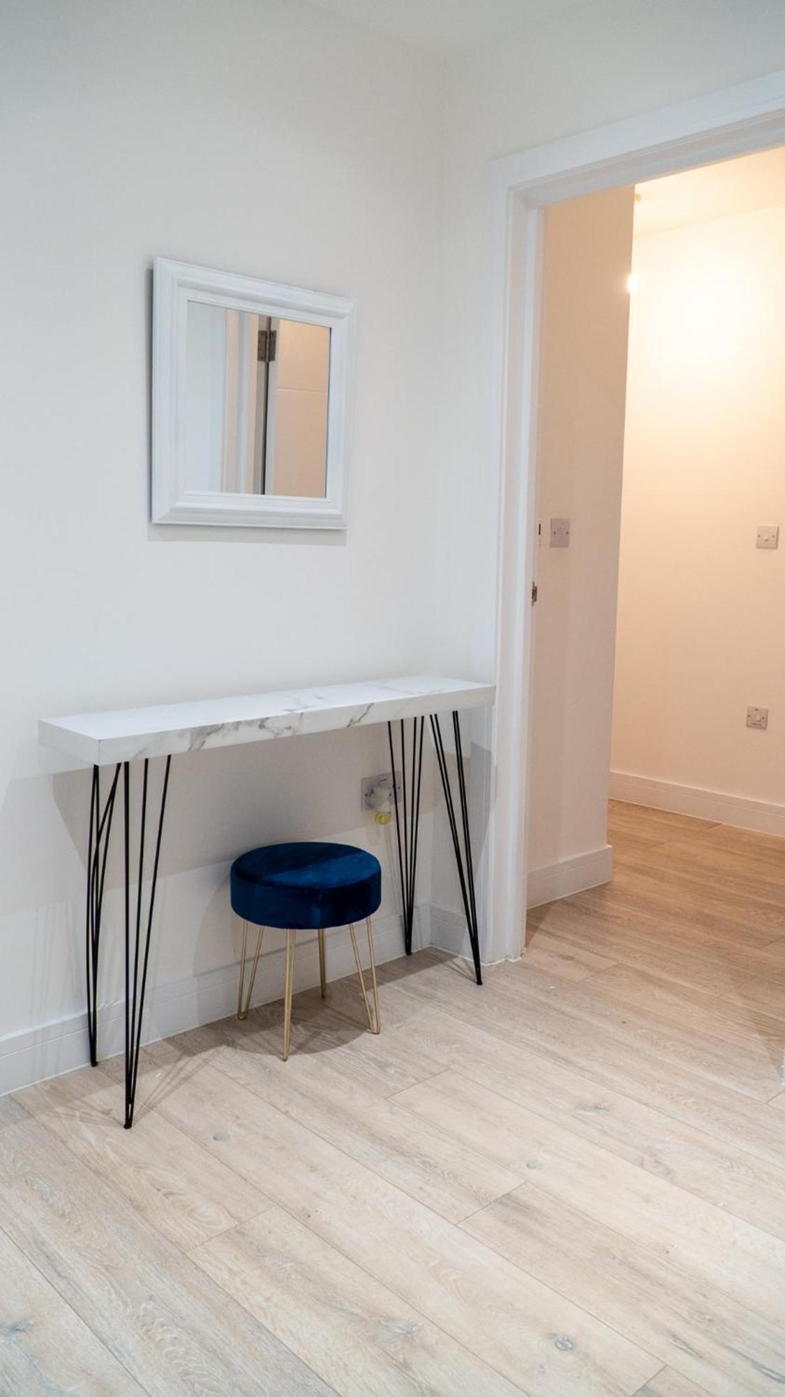 Lovely 2 Bed Penthouse In Loughton Central Location Apartment Exterior photo
