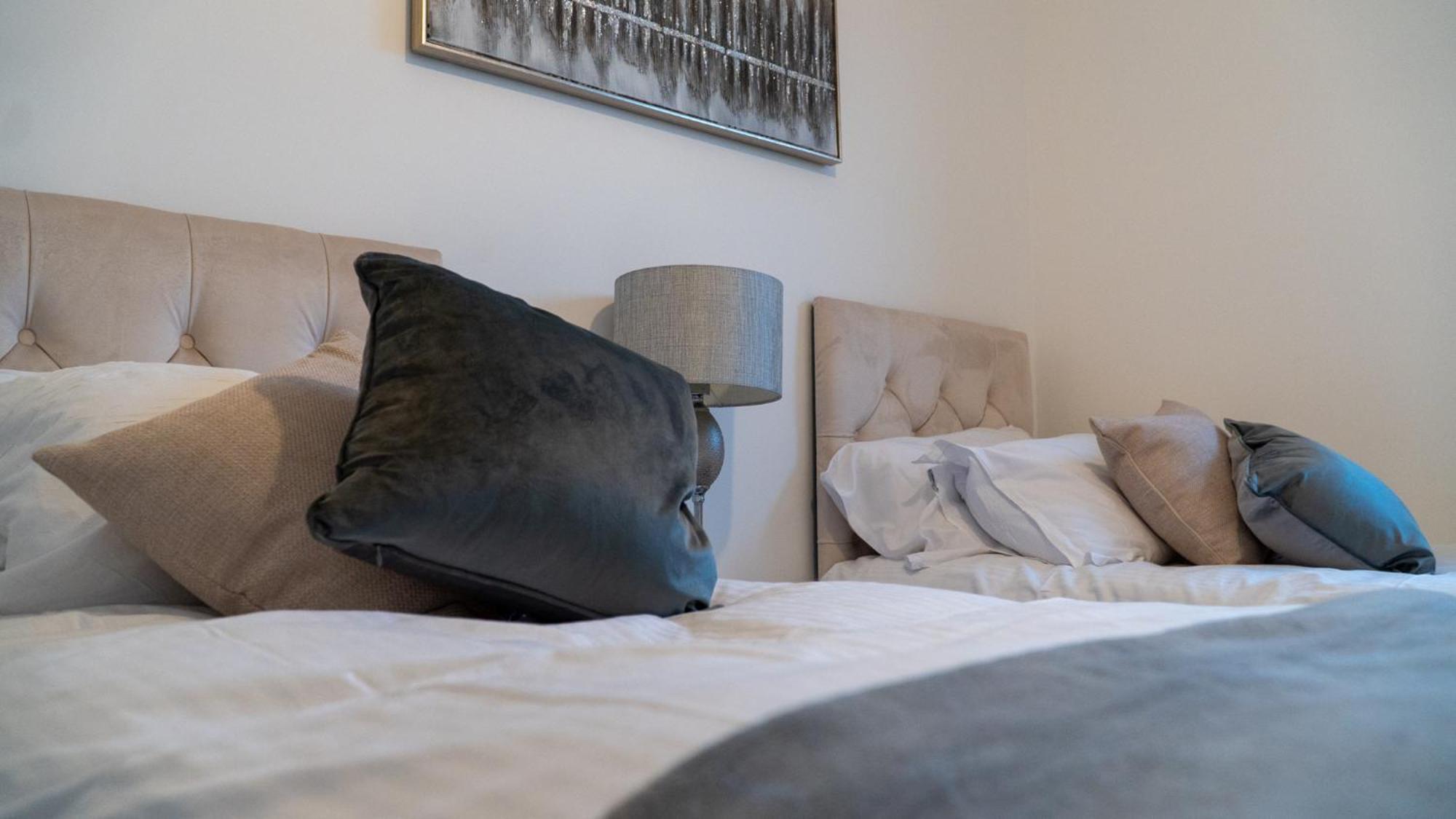 Lovely 2 Bed Penthouse In Loughton Central Location Apartment Exterior photo
