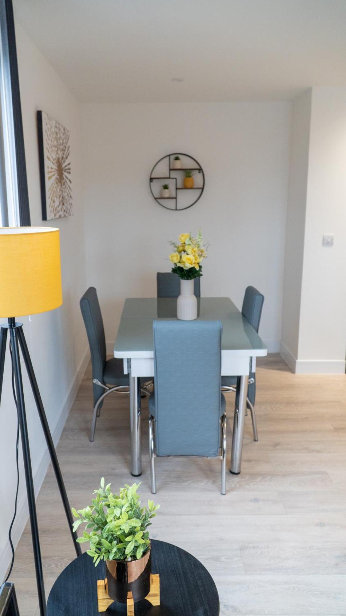 Lovely 2 Bed Penthouse In Loughton Central Location Apartment Exterior photo